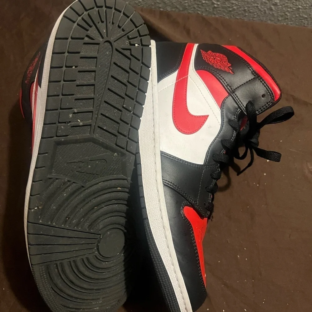 Nike Kids' Black and Red Sneakers Air Jordan 1 Mid Bred